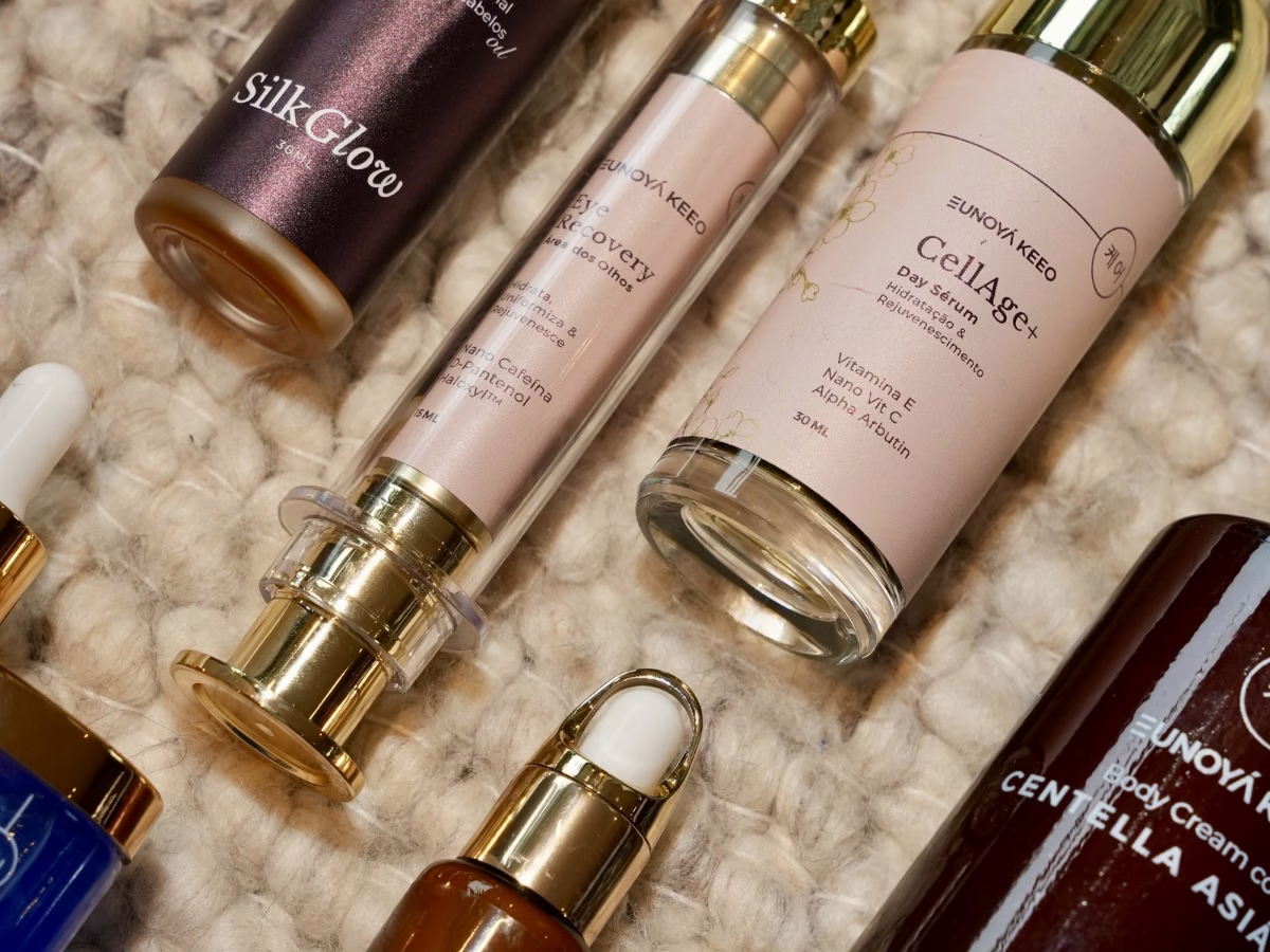 Produtos de cuidados da linha Eunoyá Keeo sobre tecido claro