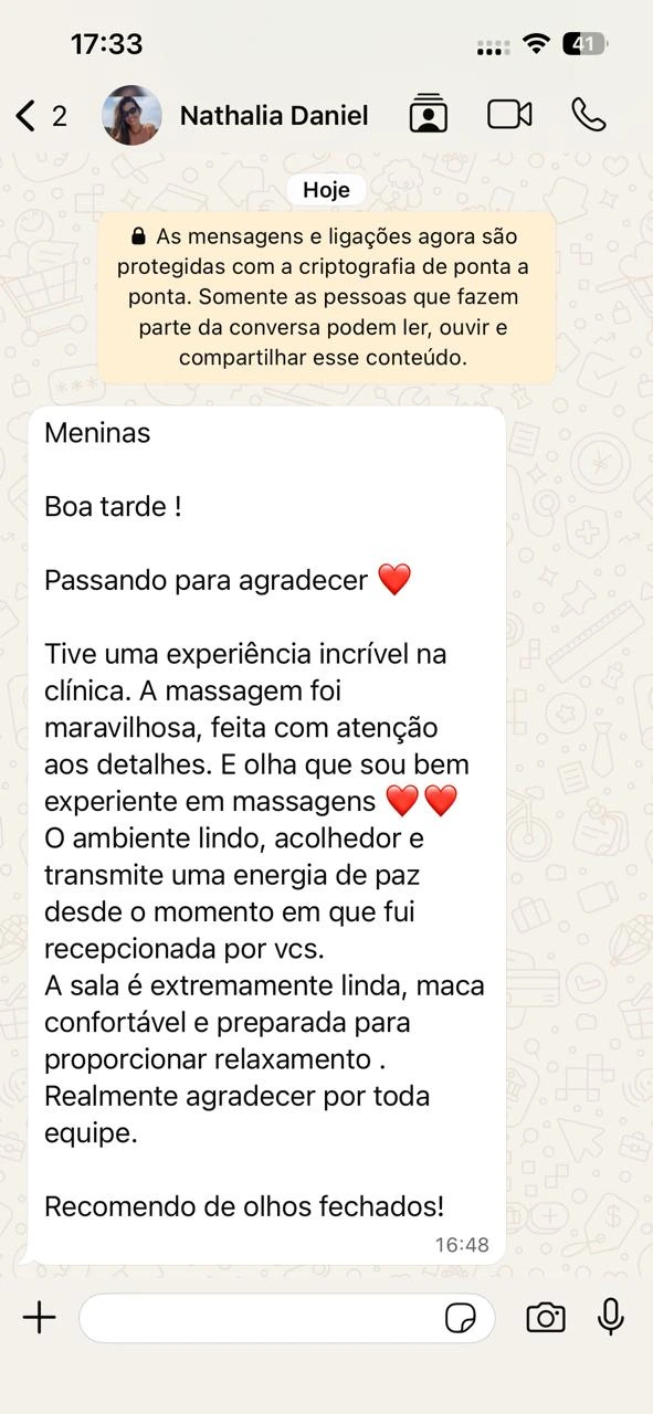 Depoimento por WhatsApp sobre massagem maravilhosa, sala confortável e equipe acolhedora.