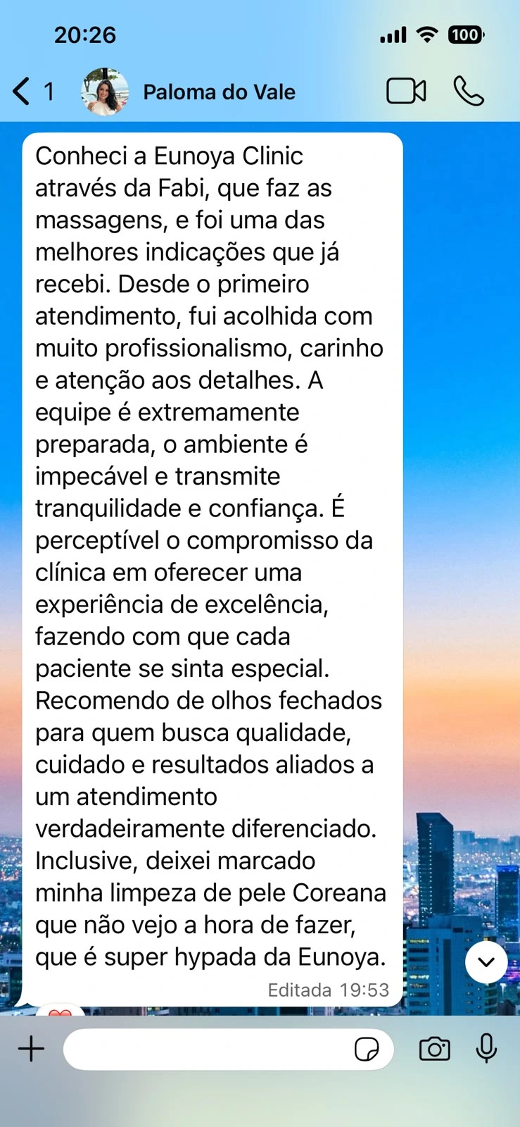 Depoimento por WhatsApp sobre atendimento cuidadoso, ambiente impecável e experiência facial na Eunoyá Clinic.
