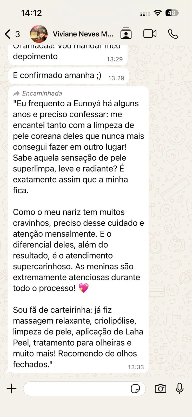 Depoimento por WhatsApp sobre experiência premium, sala confortável e equipe acolhedora na Eunoyá Clinic.