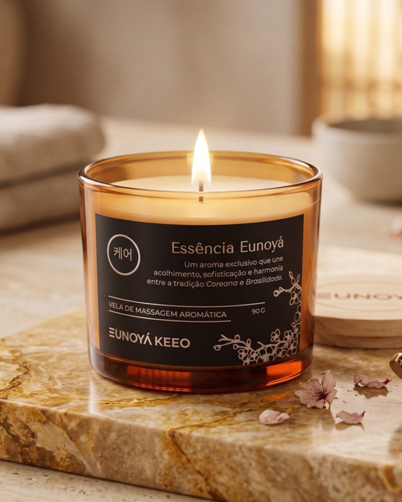 Vela de Massagem Eunoyá Keeo acesa em um ambiente acolhedor